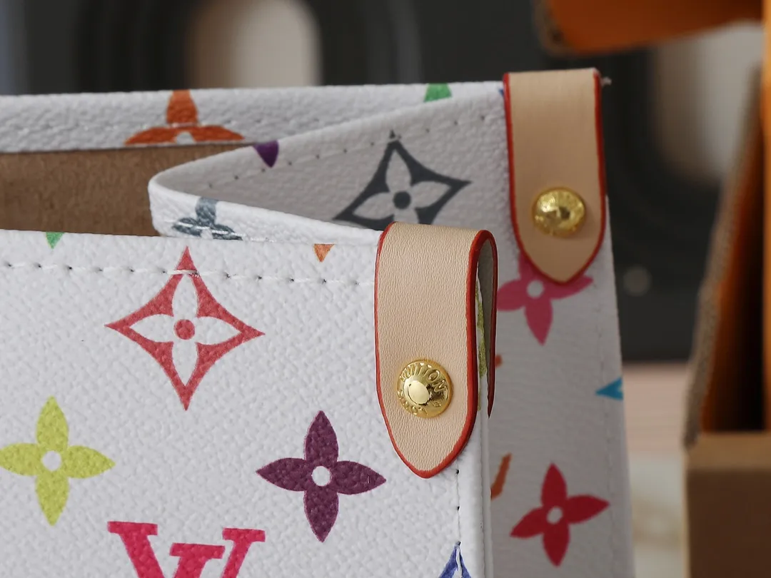 💰260💰Upgraded original version 🔥New style🔥M45039 M45321 M44571 This Onthego medium handbag combines classic Monogram canvas and Monogram Reverse canvas on both sides to present completely different styles. Toron's dual handles and shoulder strap allow for a variety of carrying options. Dimensions: 34.0 x 26.0 x 13.0 cm (length x height x width)