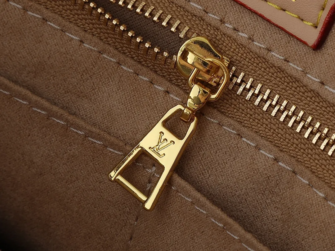 💰260💰Upgraded original version 🔥New style🔥M45039 M45321 M44571 This Onthego medium handbag combines classic Monogram canvas and Monogram Reverse canvas on both sides to present completely different styles. Toron's dual handles and shoulder strap allow for a variety of carrying options. Dimensions: 34.0 x 26.0 x 13.0 cm (length x height x width)