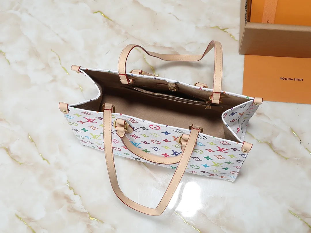 💰260💰Upgraded original version 🔥New style🔥M45039 M45321 M44571 This Onthego medium handbag combines classic Monogram canvas and Monogram Reverse canvas on both sides to present completely different styles. Toron's dual handles and shoulder strap allow for a variety of carrying options. Dimensions: 34.0 x 26.0 x 13.0 cm (length x height x width)