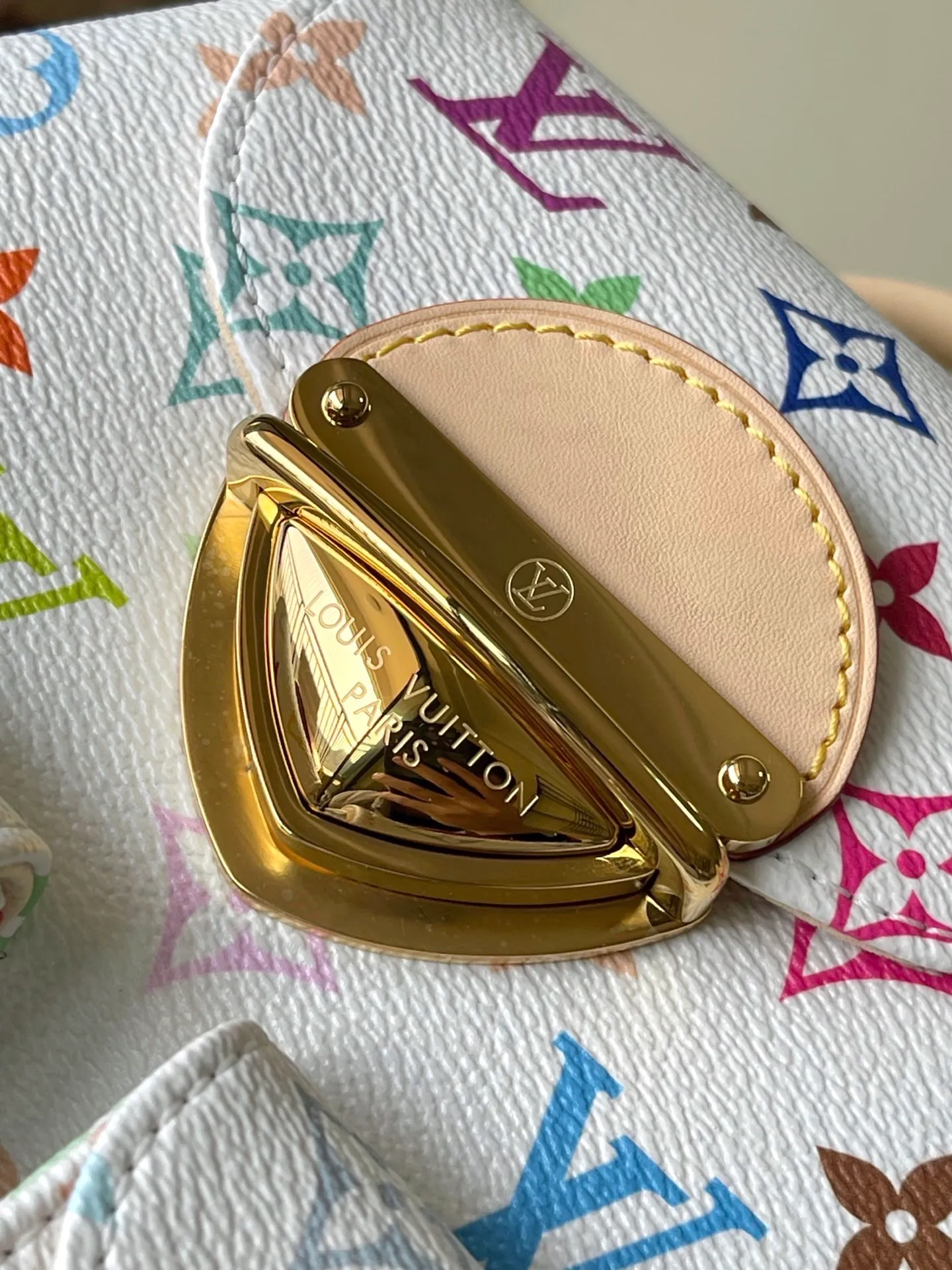 💰1180 Top Original M13081 This Venice backpack is made of coated canvas and depicts the Monogram pattern with the bright colors of Japanese artist Takashi Murakami, highlighting the smart interest of the Louis Vuitton x Murakami reissue series. Classic cowhide leather shapes the slim shoulder straps, and large buckles add a metallic sheen to the flap and outer pocket. Dimensions: 24 × 26 × 7 cm