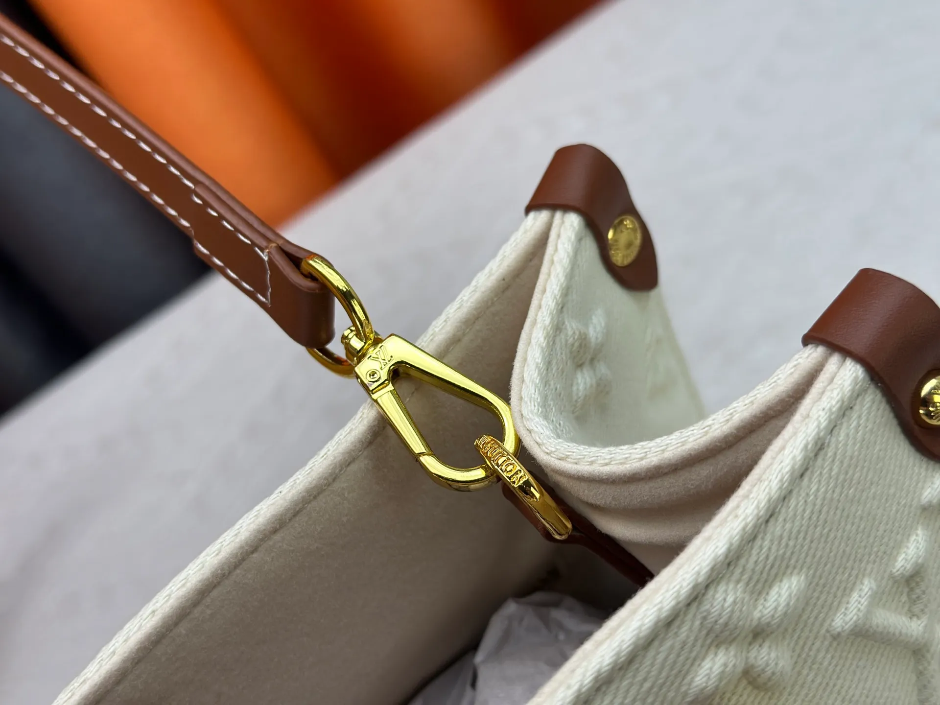 P300 M45659 M46373 Apricot embossed denim OnTheGo small new version The legendary ONTHEGO handbag: made of washed LV Blason denim, with deep tones to accentuate the gradient effect of the LV letters, showing Pharrell Williams' creative ingenuity in translating graceful music into fashion language. The zippered front pocket provides easy access to everyday items, while the drawstring closure and magnetic laces provide ample space. Detailed features25x11x19 cm