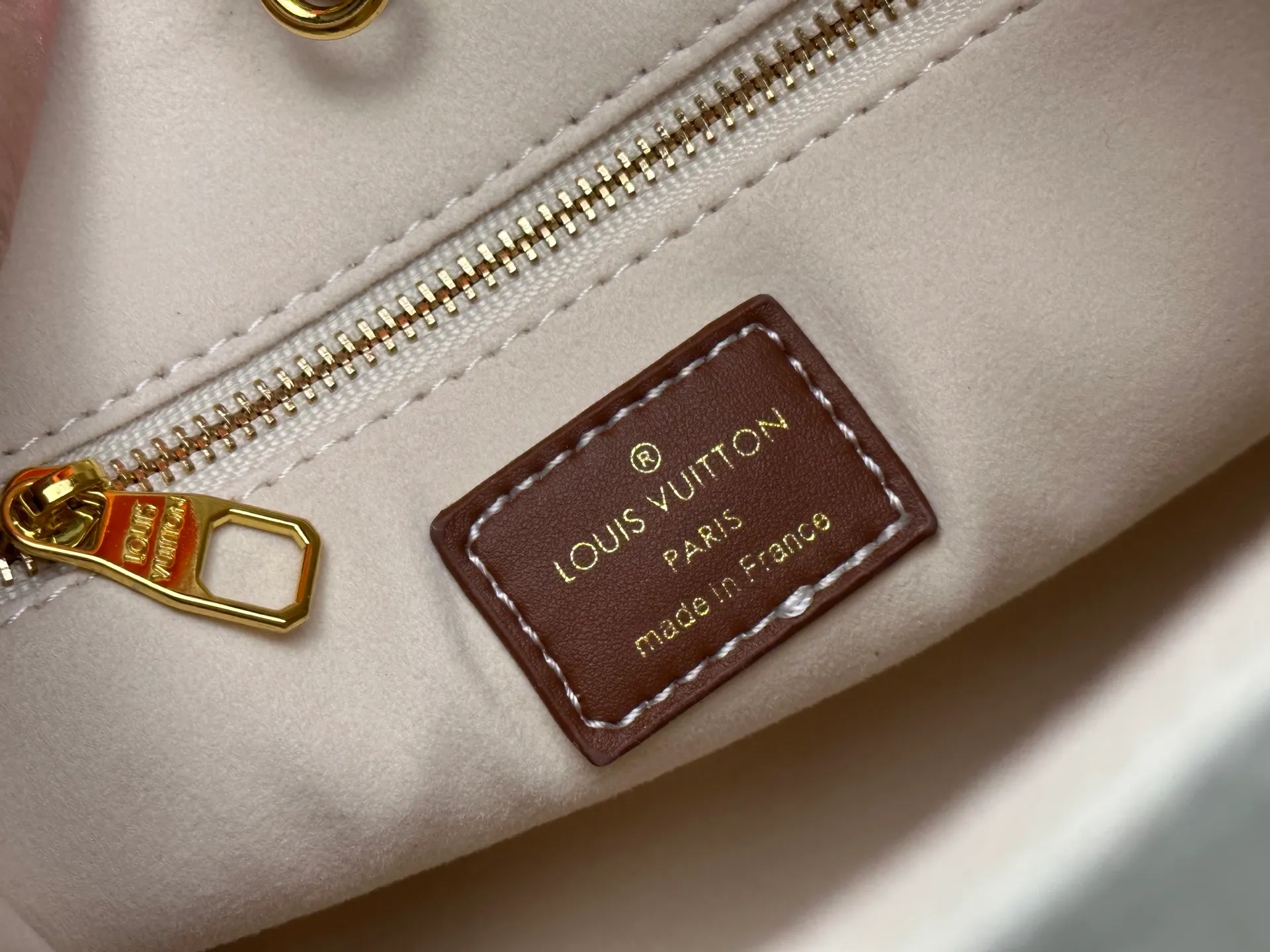 P300 M45659 M46373 Apricot embossed denim OnTheGo small new version The legendary ONTHEGO handbag: made of washed LV Blason denim, with deep tones to accentuate the gradient effect of the LV letters, showing Pharrell Williams' creative ingenuity in translating graceful music into fashion language. The zippered front pocket provides easy access to everyday items, while the drawstring closure and magnetic laces provide ample space. Detailed features25x11x19 cm