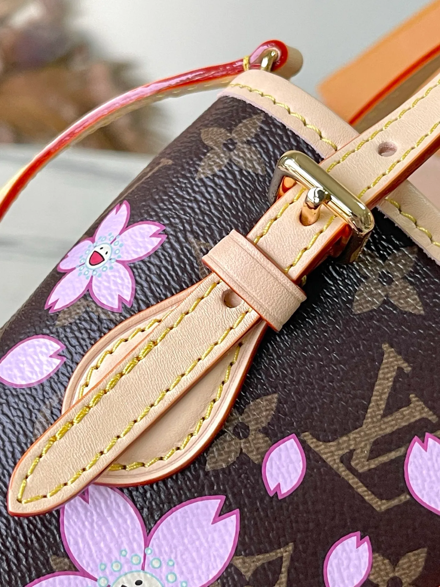 💰900 Top Original Order M13417 This Nano Bucket handbag is constructed of classic Monogram coated canvas with a sophisticated design, and is completed with cow leather trim and dazzling metal parts. The Cherry Blossom pattern on the body of the bag conveys the atmosphere of prosperous recovery and highlights the distinctive style of Japanese artist Takashi Murakami. The detachable shoulder strap allows for a variety of carrying options, and the leather keychain adds a functional detail. Dimensions: 13 × 17 × 9 cm