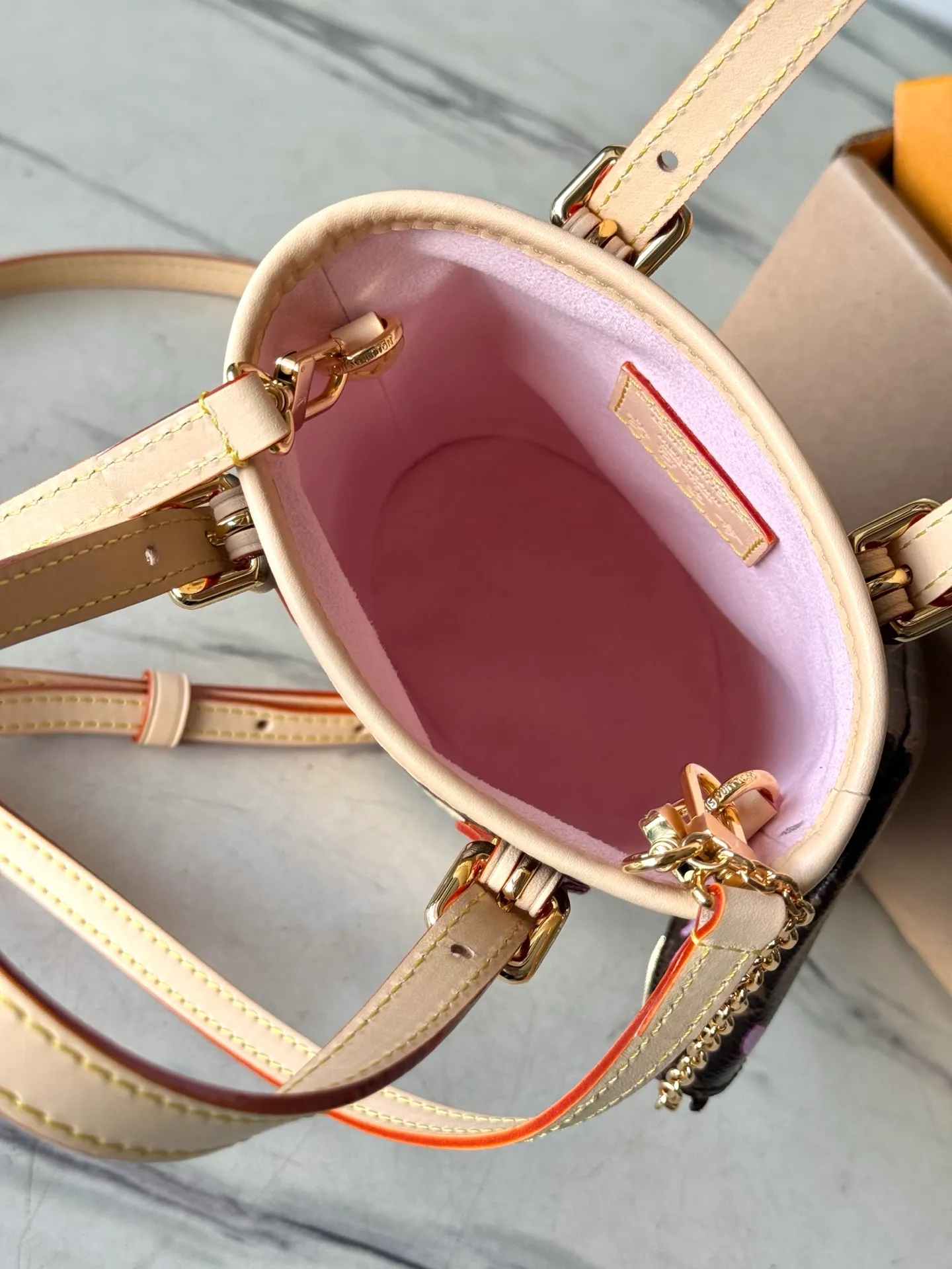 💰900 Top Original Order M13417 This Nano Bucket handbag is constructed of classic Monogram coated canvas with a sophisticated design, and is completed with cow leather trim and dazzling metal parts. The Cherry Blossom pattern on the body of the bag conveys the atmosphere of prosperous recovery and highlights the distinctive style of Japanese artist Takashi Murakami. The detachable shoulder strap allows for a variety of carrying options, and the leather keychain adds a functional detail. Dimensions: 13 × 17 × 9 cm