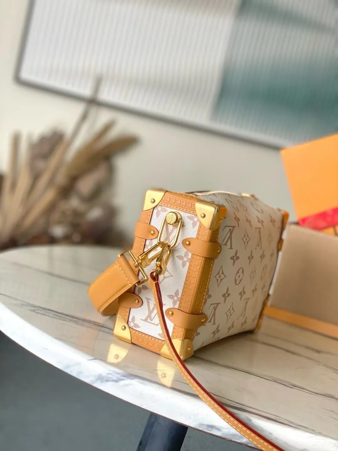 💰1080 Top original order M26287 This Side Trunk medium handbag is dipped in the brand's classic Monogram canvas in soft dune tones, and then trimmed with cow leather to create a visual contrast. The dazzling S-lock and metal corners add sophisticated touches. Dimensions: 23.5 × 16 × 8.5 cm