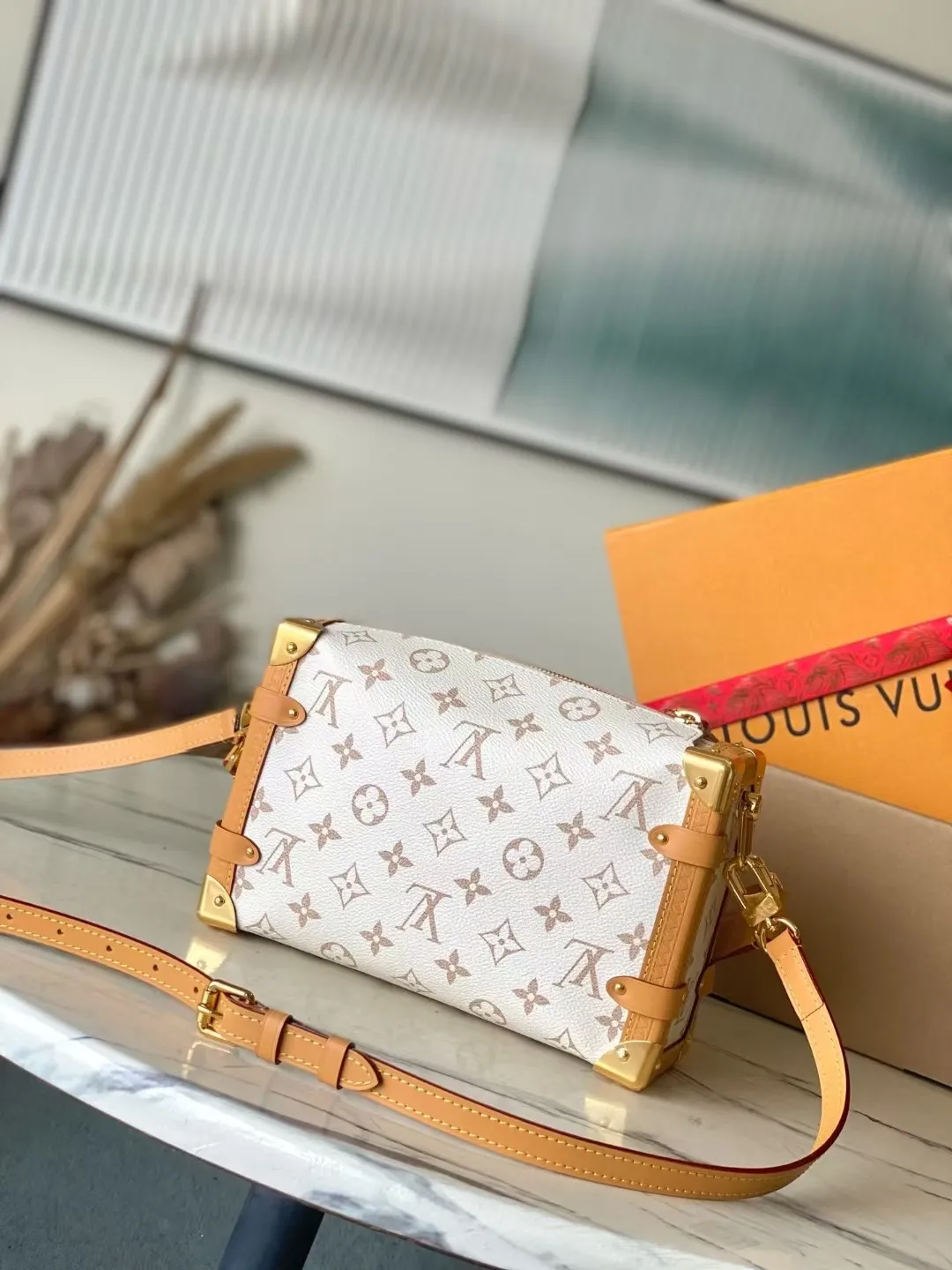 💰1080 Top original order M26287 This Side Trunk medium handbag is dipped in the brand's classic Monogram canvas in soft dune tones, and then trimmed with cow leather to create a visual contrast. The dazzling S-lock and metal corners add sophisticated touches. Dimensions: 23.5 × 16 × 8.5 cm
