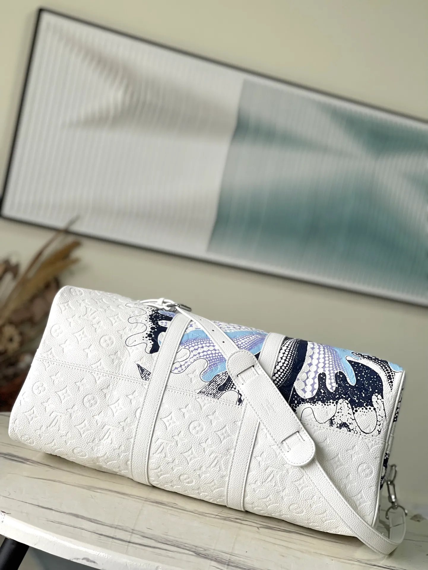 💰1740 (top layer leather) top original order M21678 x YK Keepall 50 travel bag from the x Yayoi Kusama collaboration series. Thousands of wavy points interweave into the outline of a psychedelic flower, symbolizing the brevity of life and the boundlessness of time, and representing the Japanese artist’s well-known creative imagery. The x YK logo highlights the identity of the series, making it another great collection. Dimensions: 50 x 29 x 23 cm