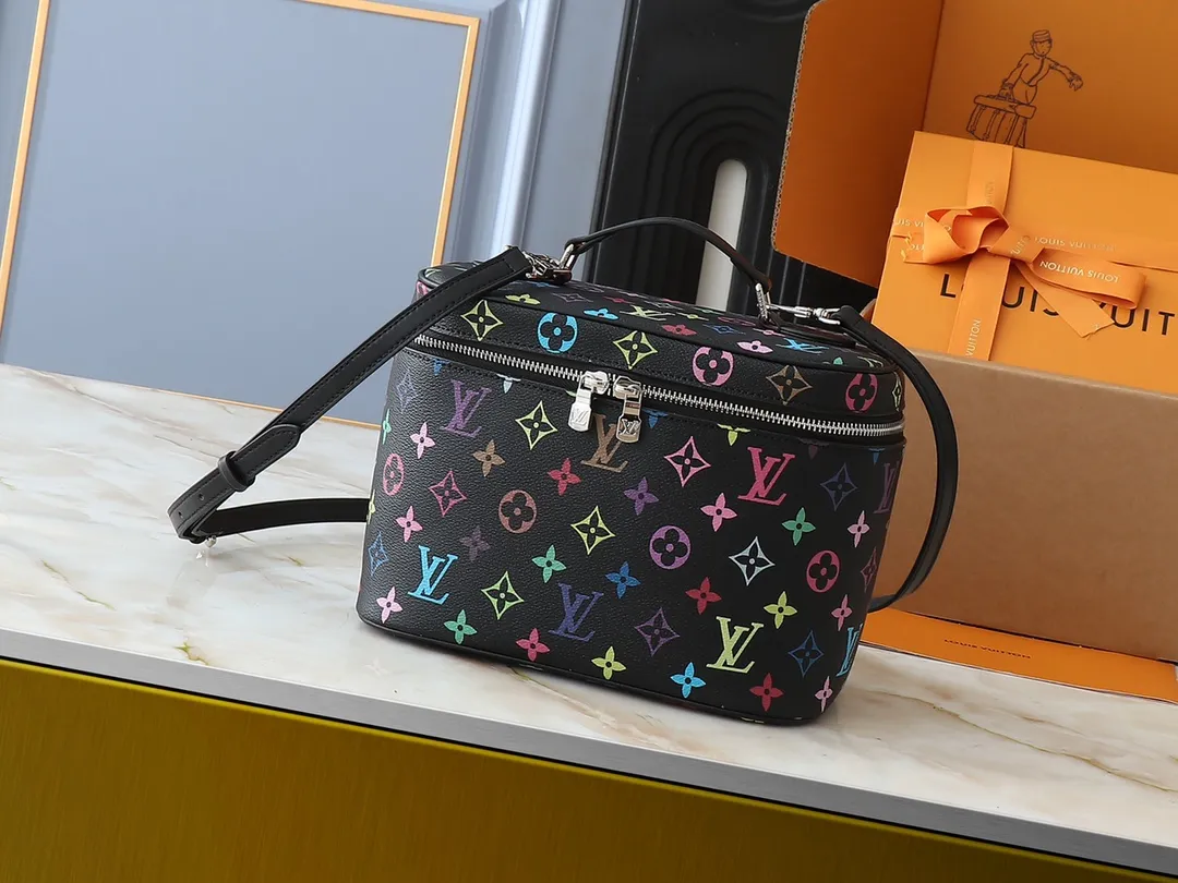 💰320💰Upgraded from the original M13747 M44495 M42265 M44936 M42263 lv Murakami Nice mini Nano cosmetic bag with Monogram printing and 33 colorful colors. In 2025, Murakami and LV jointly launched the white and black tricolor twelve pieces, which are very popular around the world and are loved by celebrities and celebrities. Dimensions: 24 x 17 x 14 (LxHxW)