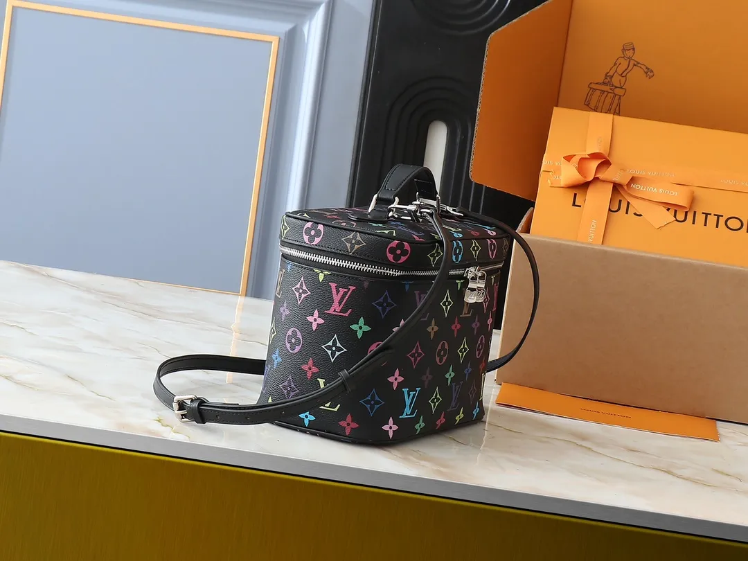💰320💰Upgraded from the original M13747 M44495 M42265 M44936 M42263 lv Murakami Nice mini Nano cosmetic bag with Monogram printing and 33 colorful colors. In 2025, Murakami and LV jointly launched the white and black tricolor twelve pieces, which are very popular around the world and are loved by celebrities and celebrities. Dimensions: 24 x 17 x 14 (LxHxW)