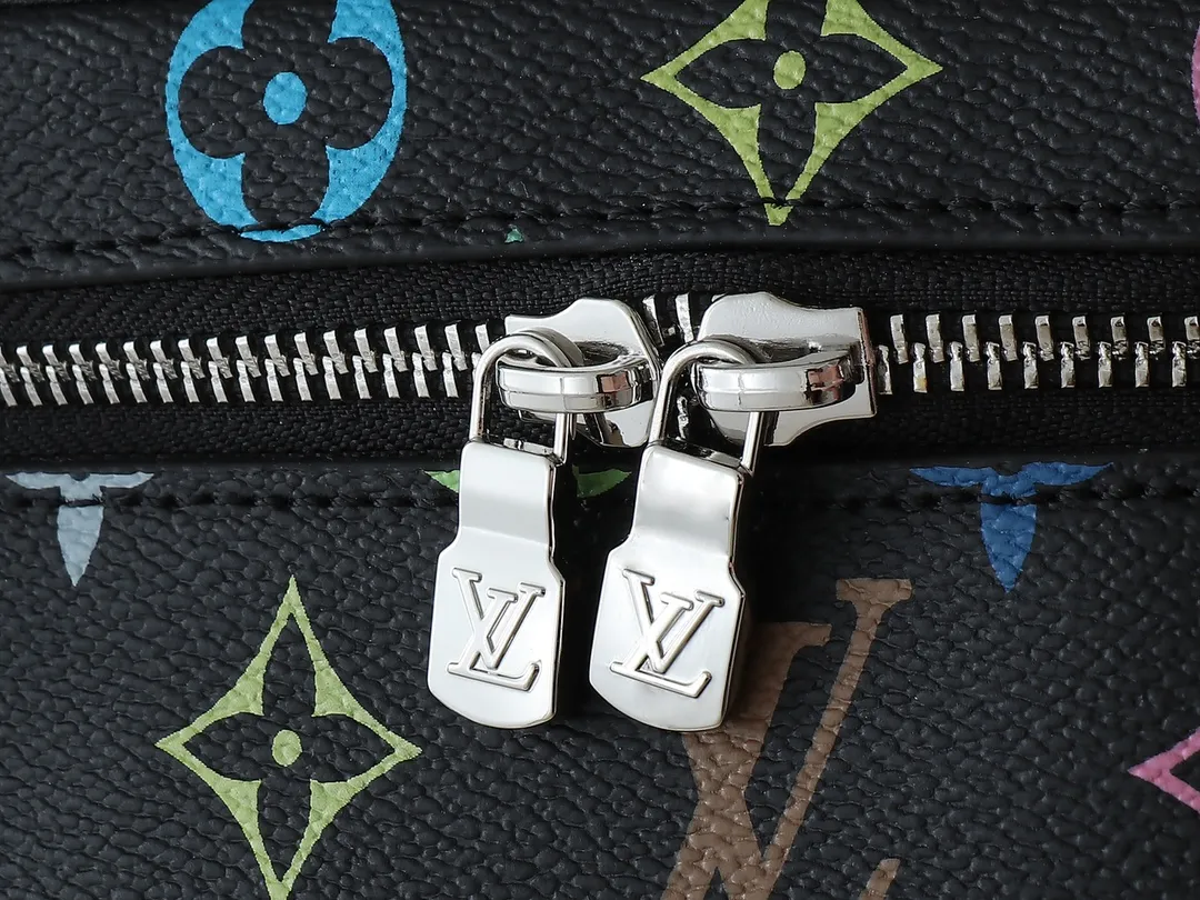 💰320💰Upgraded from the original M13747 M44495 M42265 M44936 M42263 lv Murakami Nice mini Nano cosmetic bag with Monogram printing and 33 colorful colors. In 2025, Murakami and LV jointly launched the white and black tricolor twelve pieces, which are very popular around the world and are loved by celebrities and celebrities. Dimensions: 24 x 17 x 14 (LxHxW)