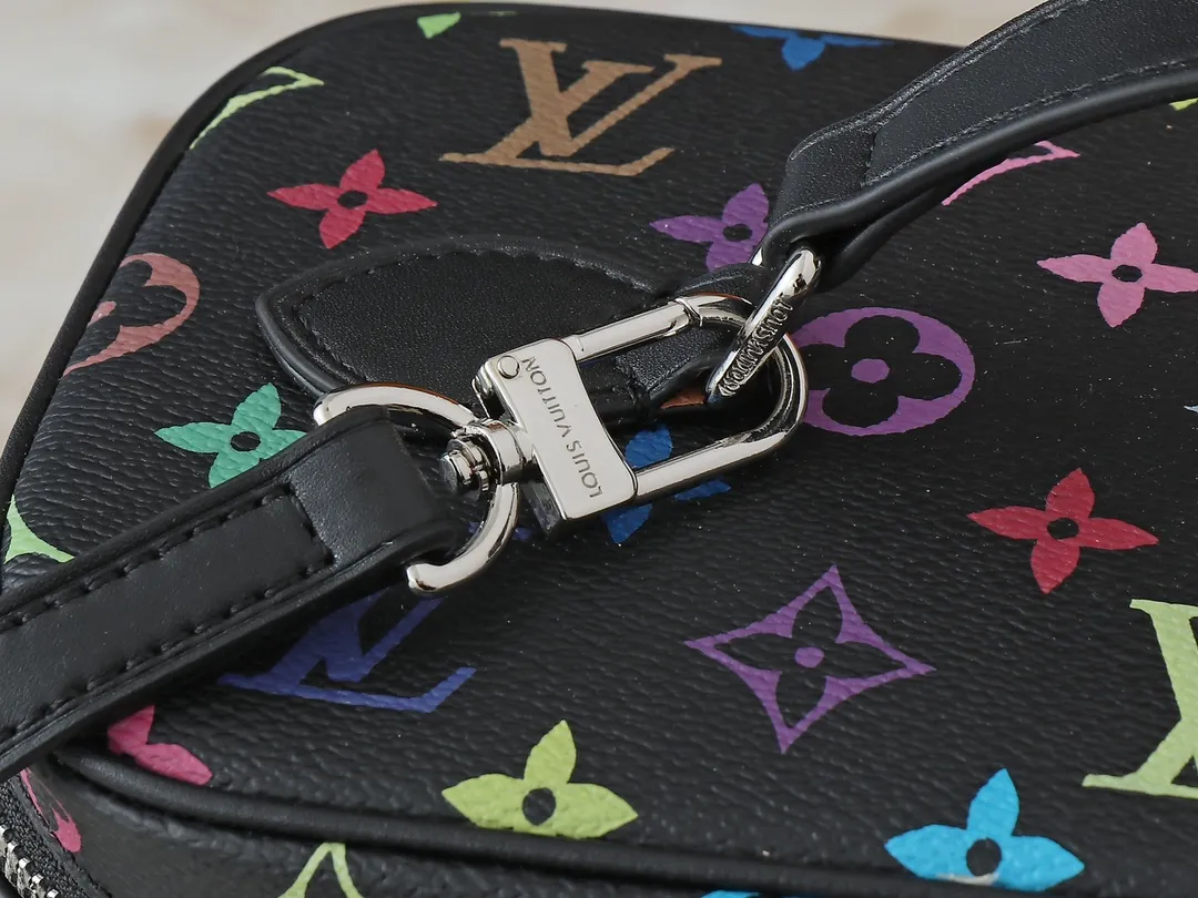 💰320💰Upgraded from the original M13747 M44495 M42265 M44936 M42263 lv Murakami Nice mini Nano cosmetic bag with Monogram printing and 33 colorful colors. In 2025, Murakami and LV jointly launched the white and black tricolor twelve pieces, which are very popular around the world and are loved by celebrities and celebrities. Dimensions: 24 x 17 x 14 (LxHxW)