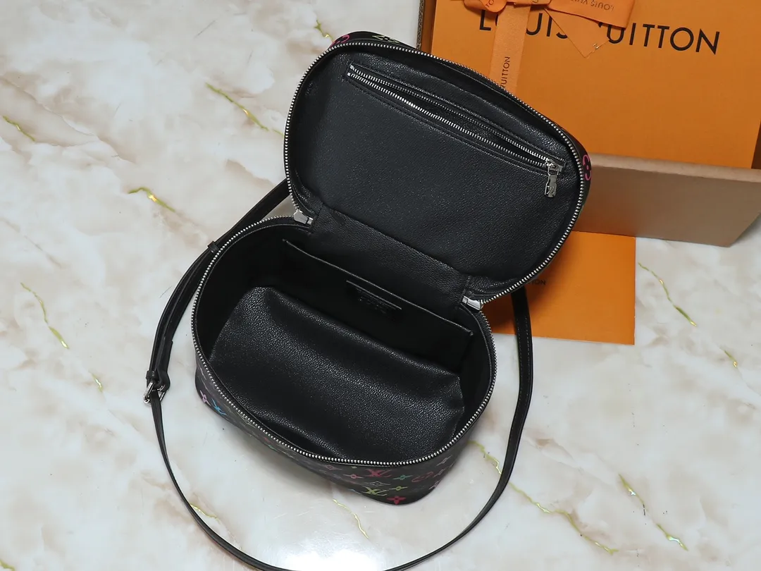 💰320💰Upgraded from the original M13747 M44495 M42265 M44936 M42263 lv Murakami Nice mini Nano cosmetic bag with Monogram printing and 33 colorful colors. In 2025, Murakami and LV jointly launched the white and black tricolor twelve pieces, which are very popular around the world and are loved by celebrities and celebrities. Dimensions: 24 x 17 x 14 (LxHxW)