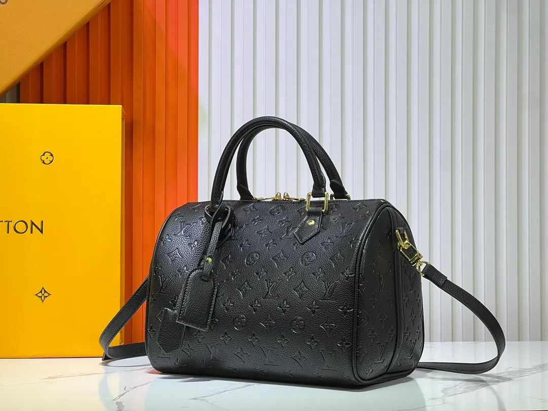 Batch 300💰Upgraded from the original M47186 M11323 M40391 This Speedy Soft 30 handbag renews the classic design of the Speedy handbag, using Monogram Empreinte leather and suede cowhide lining to create a light and soft structure. Whether carried by hand, cross-body or shoulder, you can create a trendy look. Dimensions: 30x21x17 cm