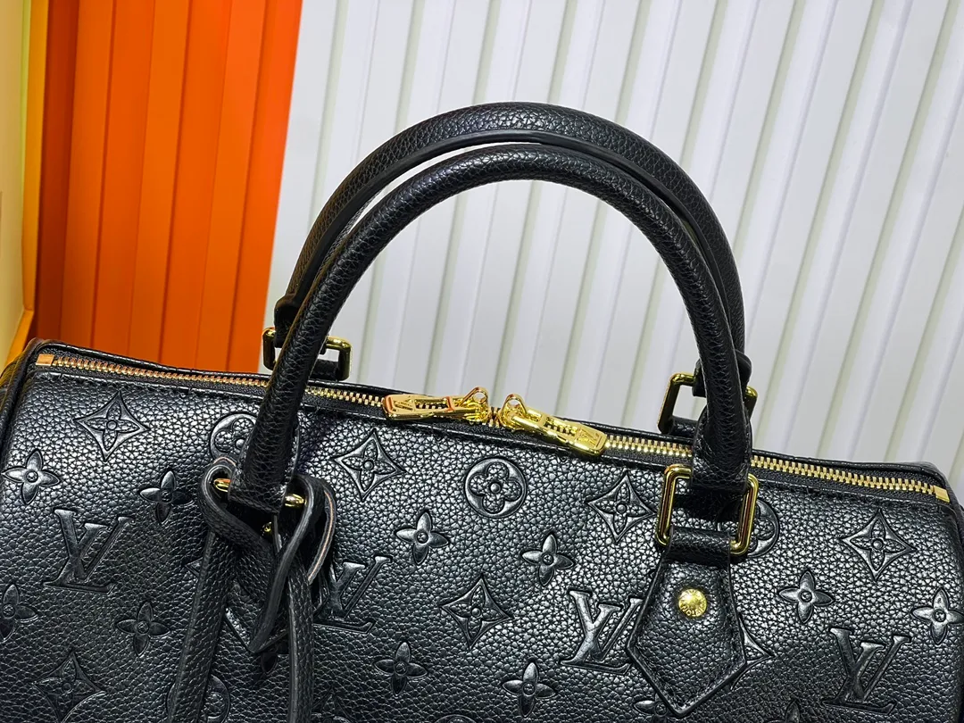 Batch 300💰Upgraded from the original M47186 M11323 M40391 This Speedy Soft 30 handbag renews the classic design of the Speedy handbag, using Monogram Empreinte leather and suede cowhide lining to create a light and soft structure. Whether carried by hand, cross-body or shoulder, you can create a trendy look. Dimensions: 30x21x17 cm