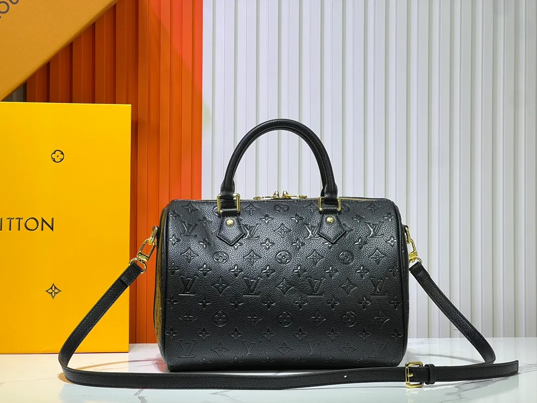 Batch 300💰Upgraded from the original M47186 M11323 M40391 This Speedy Soft 30 handbag renews the classic design of the Speedy handbag, using Monogram Empreinte leather and suede cowhide lining to create a light and soft structure. Whether carried by hand, cross-body or shoulder, you can create a trendy look. Dimensions: 30x21x17 cm