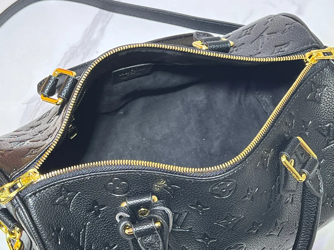 Batch 300💰Upgraded from the original M47186 M11323 M40391 This Speedy Soft 30 handbag renews the classic design of the Speedy handbag, using Monogram Empreinte leather and suede cowhide lining to create a light and soft structure. Whether carried by hand, cross-body or shoulder, you can create a trendy look. Dimensions: 30x21x17 cm