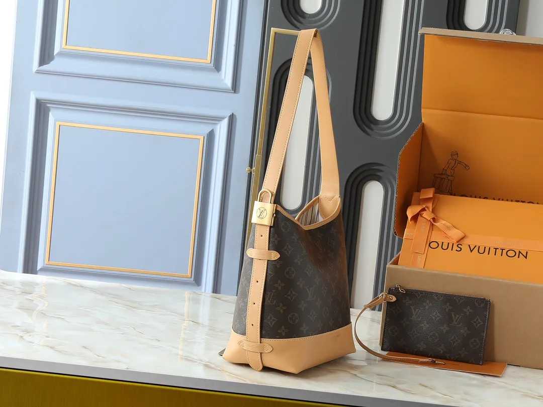 💰280💰Upgraded from the original M25468. This small Low Key Hobo handbag is blended with canvas and cow leather, using texture contrast to interpret the elegant style of the new season. Distressed metal hardware and a removable Monogram zippered inner pocket harken back to the brand's trunk-making heritage, while the striped lining highlights sophisticated details. Dimensions: 24.0 x 28.0 x 16.0 cm (length x height x width)