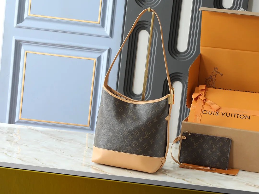 💰280💰Upgraded from the original M25468. This small Low Key Hobo handbag is blended with canvas and cow leather, using texture contrast to interpret the elegant style of the new season. Distressed metal hardware and a removable Monogram zippered inner pocket harken back to the brand's trunk-making heritage, while the striped lining highlights sophisticated details. Dimensions: 24.0 x 28.0 x 16.0 cm (length x height x width)