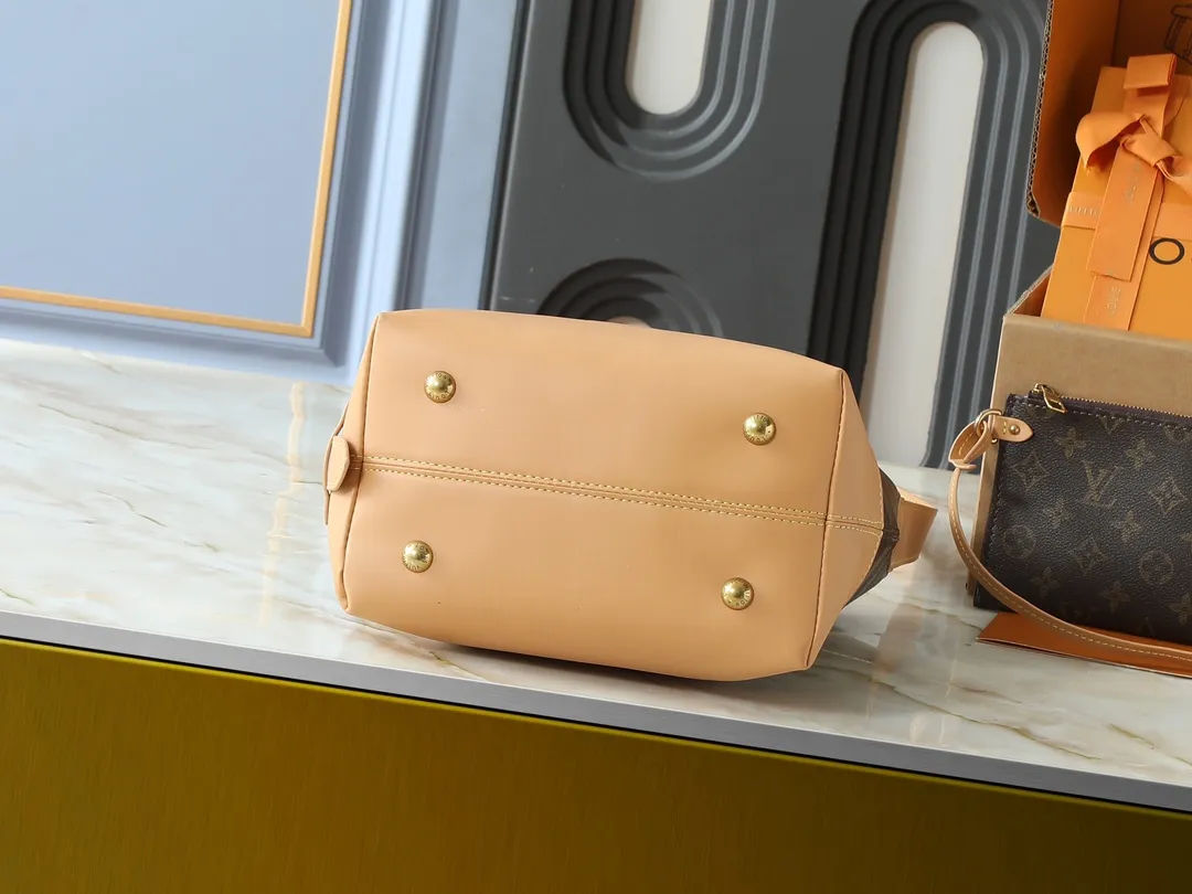 💰280💰Upgraded from the original M25468. This small Low Key Hobo handbag is blended with canvas and cow leather, using texture contrast to interpret the elegant style of the new season. Distressed metal hardware and a removable Monogram zippered inner pocket harken back to the brand's trunk-making heritage, while the striped lining highlights sophisticated details. Dimensions: 24.0 x 28.0 x 16.0 cm (length x height x width)