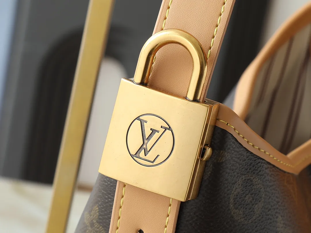 💰280💰Upgraded from the original M25468. This small Low Key Hobo handbag is blended with canvas and cow leather, using texture contrast to interpret the elegant style of the new season. Distressed metal hardware and a removable Monogram zippered inner pocket harken back to the brand's trunk-making heritage, while the striped lining highlights sophisticated details. Dimensions: 24.0 x 28.0 x 16.0 cm (length x height x width)