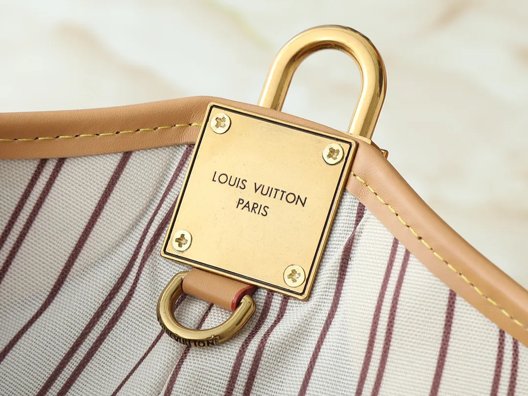💰280💰Upgraded from the original M25468. This small Low Key Hobo handbag is blended with canvas and cow leather, using texture contrast to interpret the elegant style of the new season. Distressed metal hardware and a removable Monogram zippered inner pocket harken back to the brand's trunk-making heritage, while the striped lining highlights sophisticated details. Dimensions: 24.0 x 28.0 x 16.0 cm (length x height x width)