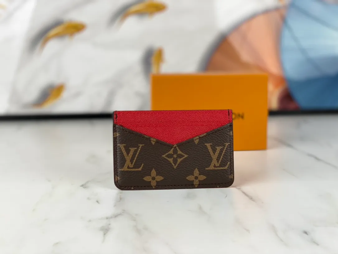 💰90💰M60166👏👏The Neo card holder made of Monogram Macassar canvas is the first choice for carrying important cards. Cowhide leather trim makes the classic Louis Vuitton pattern even more eye-catching. Dimensions: 11.0 x 7.0 x 0.6 cm