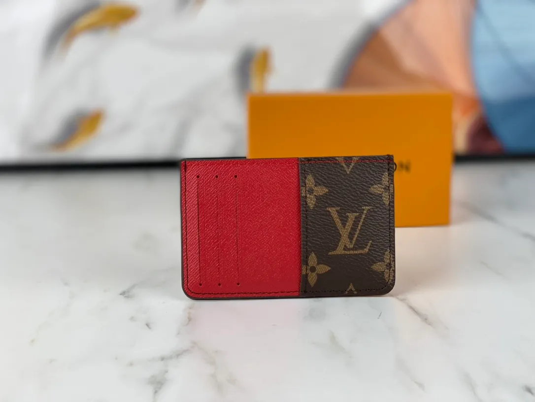 💰90💰M60166👏👏The Neo card holder made of Monogram Macassar canvas is the first choice for carrying important cards. Cowhide leather trim makes the classic Louis Vuitton pattern even more eye-catching. Dimensions: 11.0 x 7.0 x 0.6 cm
