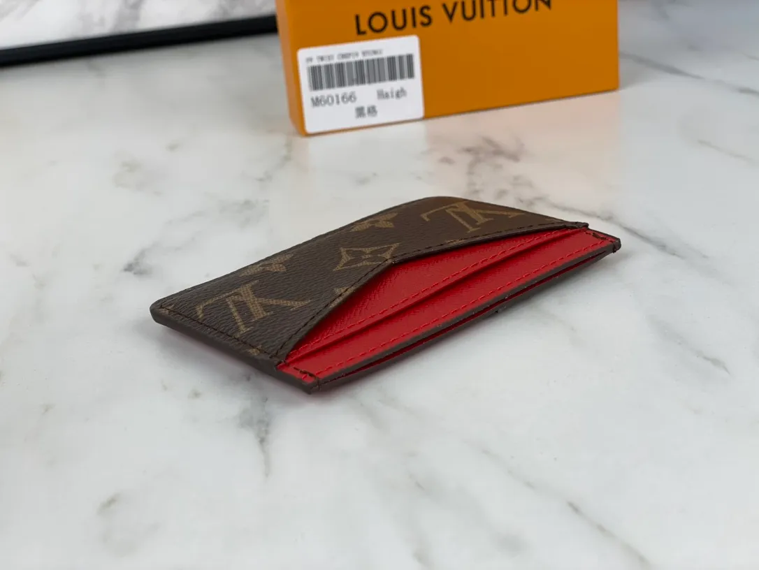 💰90💰M60166👏👏The Neo card holder made of Monogram Macassar canvas is the first choice for carrying important cards. Cowhide leather trim makes the classic Louis Vuitton pattern even more eye-catching. Dimensions: 11.0 x 7.0 x 0.6 cm