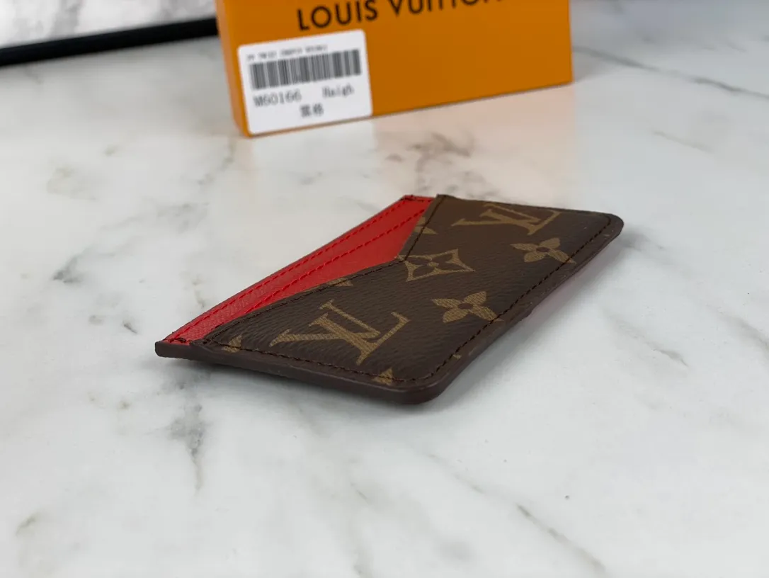 💰90💰M60166👏👏The Neo card holder made of Monogram Macassar canvas is the first choice for carrying important cards. Cowhide leather trim makes the classic Louis Vuitton pattern even more eye-catching. Dimensions: 11.0 x 7.0 x 0.6 cm