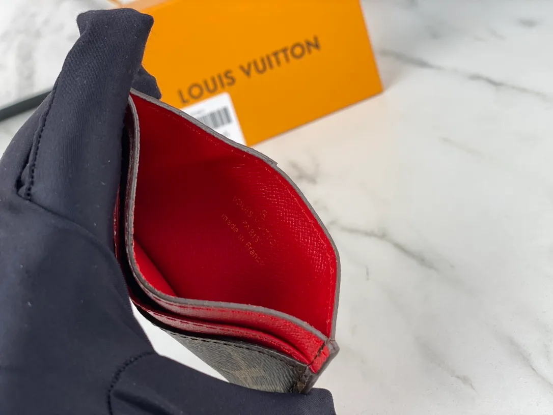 💰90💰M60166👏👏The Neo card holder made of Monogram Macassar canvas is the first choice for carrying important cards. Cowhide leather trim makes the classic Louis Vuitton pattern even more eye-catching. Dimensions: 11.0 x 7.0 x 0.6 cm