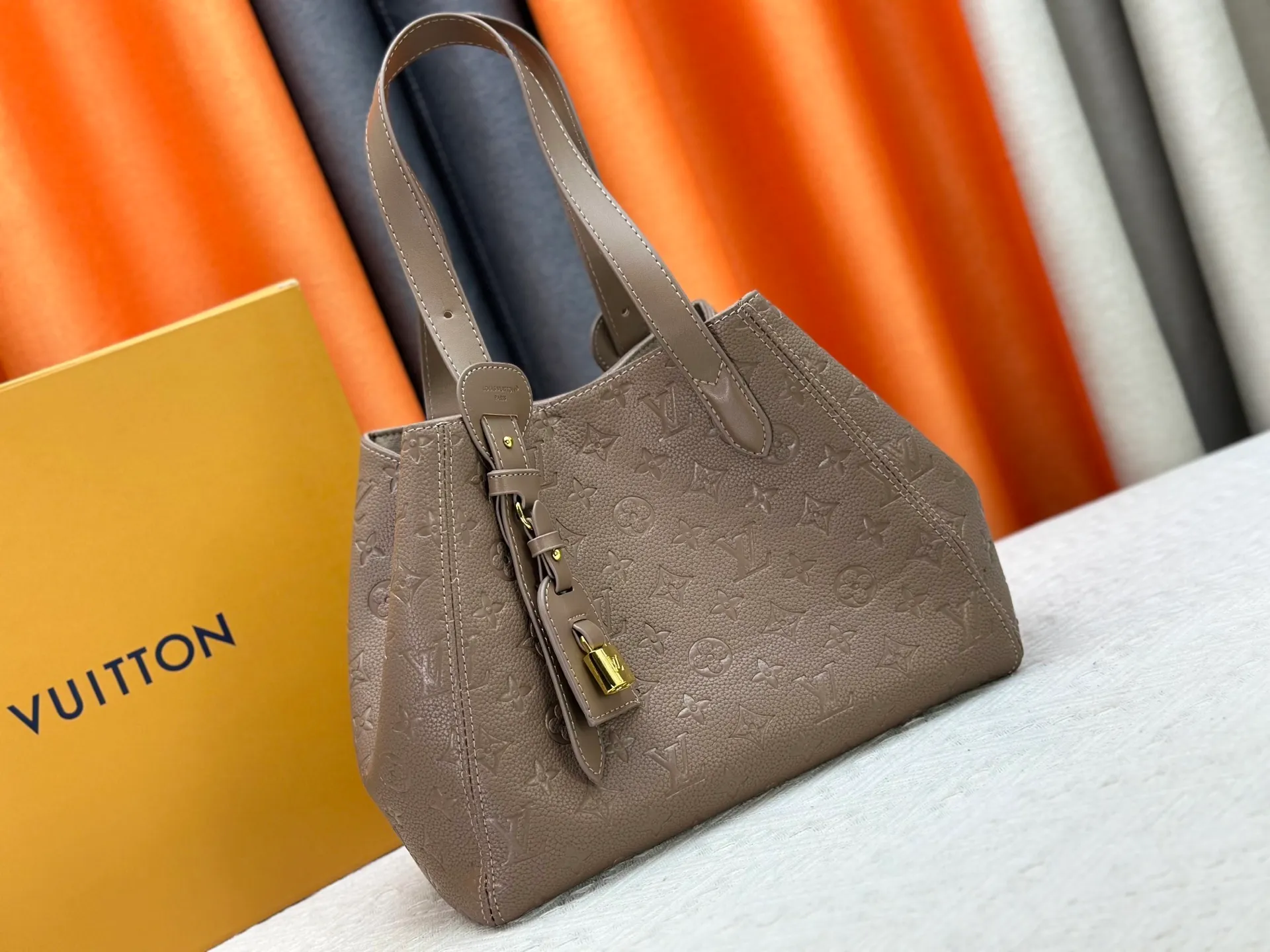 P260 Small M25858 Black M25890 Gray This All In One small handbag expands the capacity definition of the All-In series and can be transformed into a rounded Hobo handbag or an open tote bag, making it easy to carry your daily needs. Monogram Empreinte leather bag with dazzling metal parts, LV padlock and nameplate highlight the exquisite details. 40.0x22.0x15.0 cm (Length x Height
