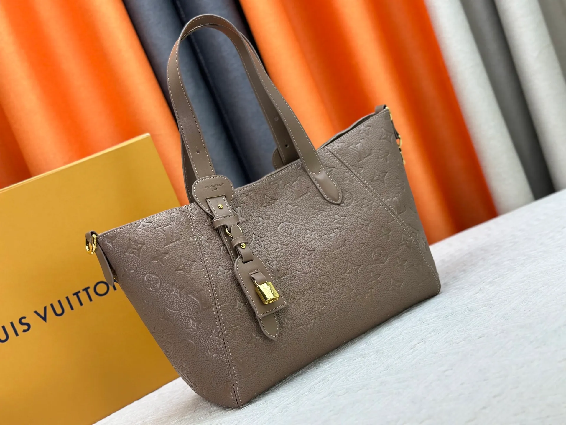 P260 Small M25858 Black M25890 Gray This All In One small handbag expands the capacity definition of the All-In series and can be transformed into a rounded Hobo handbag or an open tote bag, making it easy to carry your daily needs. Monogram Empreinte leather bag with dazzling metal parts, LV padlock and nameplate highlight the exquisite details. 40.0x22.0x15.0 cm (Length x Height