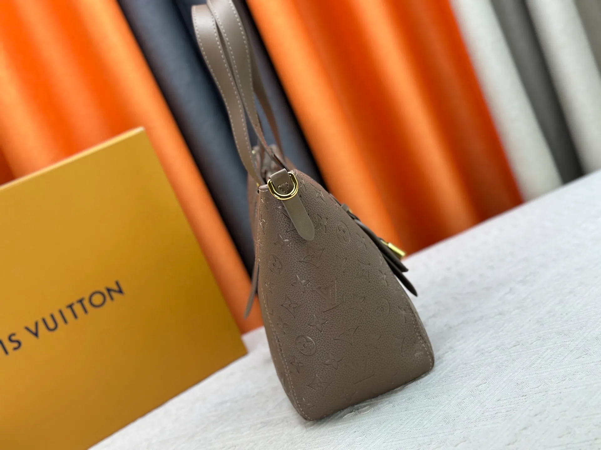 P260 Small M25858 Black M25890 Gray This All In One small handbag expands the capacity definition of the All-In series and can be transformed into a rounded Hobo handbag or an open tote bag, making it easy to carry your daily needs. Monogram Empreinte leather bag with dazzling metal parts, LV padlock and nameplate highlight the exquisite details. 40.0x22.0x15.0 cm (Length x Height