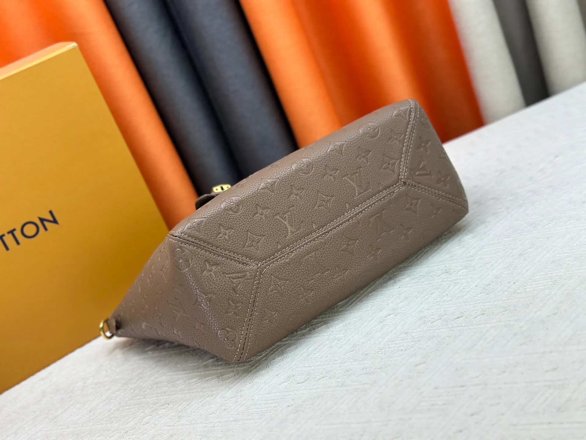 P260 Small M25858 Black M25890 Gray This All In One small handbag expands the capacity definition of the All-In series and can be transformed into a rounded Hobo handbag or an open tote bag, making it easy to carry your daily needs. Monogram Empreinte leather bag with dazzling metal parts, LV padlock and nameplate highlight the exquisite details. 40.0x22.0x15.0 cm (Length x Height