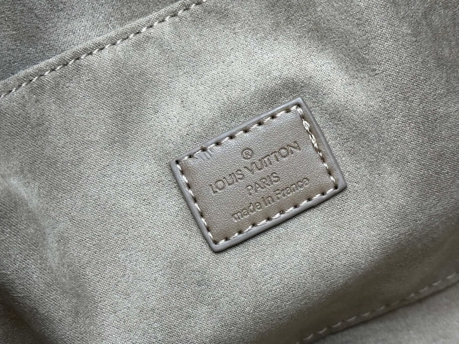 P260 Small M25858 Black M25890 Gray This All In One small handbag expands the capacity definition of the All-In series and can be transformed into a rounded Hobo handbag or an open tote bag, making it easy to carry your daily needs. Monogram Empreinte leather bag with dazzling metal parts, LV padlock and nameplate highlight the exquisite details. 40.0x22.0x15.0 cm (Length x Height