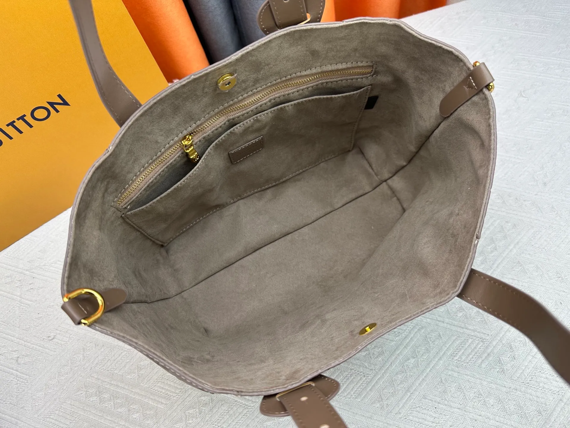 P260 Small M25858 Black M25890 Gray This All In One small handbag expands the capacity definition of the All-In series and can be transformed into a rounded Hobo handbag or an open tote bag, making it easy to carry your daily needs. Monogram Empreinte leather bag with dazzling metal parts, LV padlock and nameplate highlight the exquisite details. 40.0x22.0x15.0 cm (Length x Height