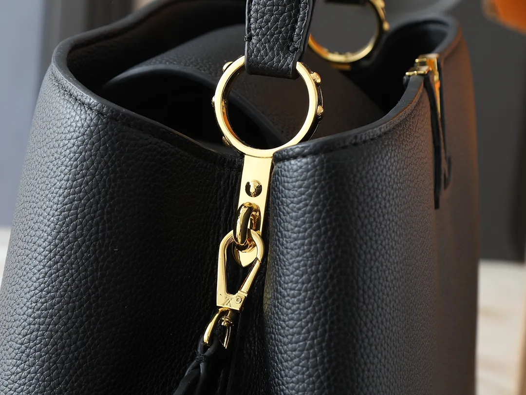 💰400💰Guangzhou goods Upgraded original M13027 M24879 M24620 M24607 This large Capucines Souple handbag relies on tanning technology to give the glossy grained cow leather a soft texture, interpreting an enlarged version of the brand's classic configuration. Plenty of space for daily commuting and weekend travel. Dimensions: 38.0 x 23.0 x 16.0 cm (length x height x width)