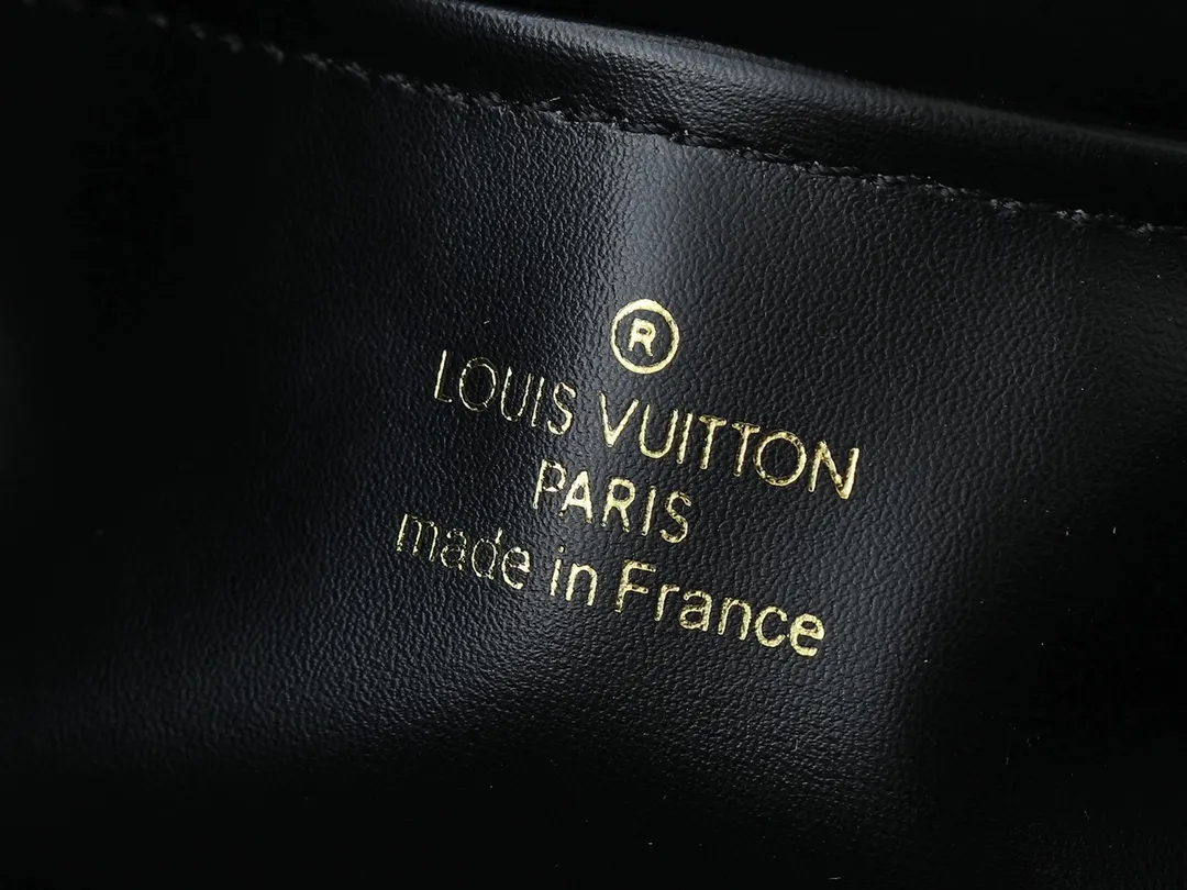 💰400💰Guangzhou goods Upgraded original M13027 M24879 M24620 M24607 This large Capucines Souple handbag relies on tanning technology to give the glossy grained cow leather a soft texture, interpreting an enlarged version of the brand's classic configuration. Plenty of space for daily commuting and weekend travel. Dimensions: 38.0 x 23.0 x 16.0 cm (length x height x width)