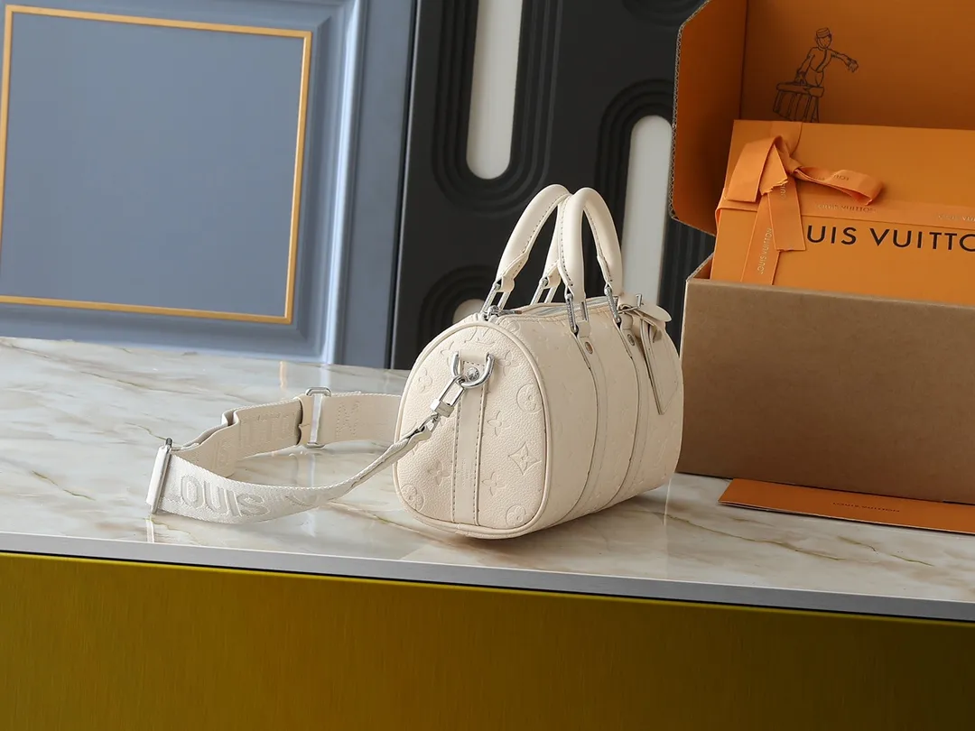 💰240💰Upgraded from the original M14078 M01942 M15076 M24434 M46271 M20900 M46249 This handbag condenses the classic silhouette of the Keepall travel bag. It is made of Monogram embossed Taurillon leather. The compact structure is suitable for storing small items such as mobile phones and wallets. With its clever use of leather handles and detachable shoulder strap, it's easy to carry with you in trendy style. Detailed features Dimensions: 25✘15✘11 cm