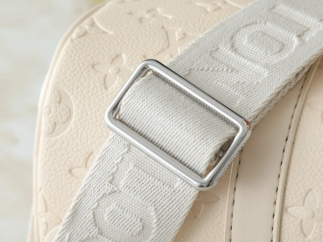 💰240💰Upgraded from the original M14078 M01942 M15076 M24434 M46271 M20900 M46249 This handbag condenses the classic silhouette of the Keepall travel bag. It is made of Monogram embossed Taurillon leather. The compact structure is suitable for storing small items such as mobile phones and wallets. With its clever use of leather handles and detachable shoulder strap, it's easy to carry with you in trendy style. Detailed features Dimensions: 25✘15✘11 cm