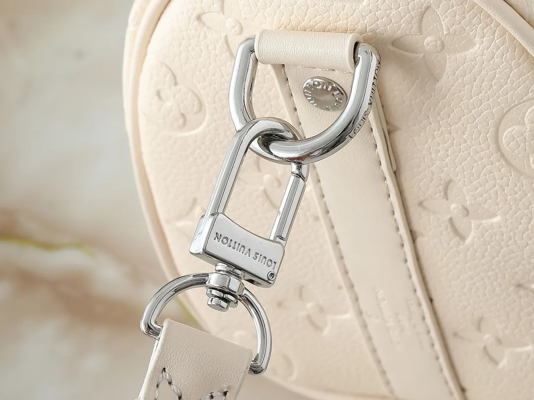 💰240💰Upgraded from the original M14078 M01942 M15076 M24434 M46271 M20900 M46249 This handbag condenses the classic silhouette of the Keepall travel bag. It is made of Monogram embossed Taurillon leather. The compact structure is suitable for storing small items such as mobile phones and wallets. With its clever use of leather handles and detachable shoulder strap, it's easy to carry with you in trendy style. Detailed features Dimensions: 25✘15✘11 cm