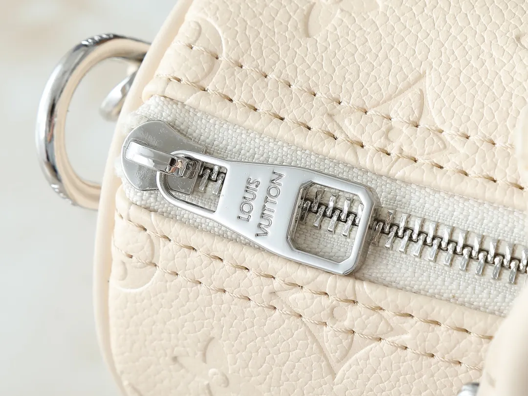 💰240💰Upgraded from the original M14078 M01942 M15076 M24434 M46271 M20900 M46249 This handbag condenses the classic silhouette of the Keepall travel bag. It is made of Monogram embossed Taurillon leather. The compact structure is suitable for storing small items such as mobile phones and wallets. With its clever use of leather handles and detachable shoulder strap, it's easy to carry with you in trendy style. Detailed features Dimensions: 25✘15✘11 cm