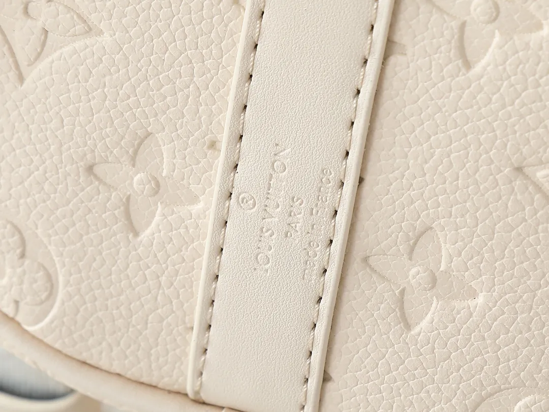 💰240💰Upgraded from the original M14078 M01942 M15076 M24434 M46271 M20900 M46249 This handbag condenses the classic silhouette of the Keepall travel bag. It is made of Monogram embossed Taurillon leather. The compact structure is suitable for storing small items such as mobile phones and wallets. With its clever use of leather handles and detachable shoulder strap, it's easy to carry with you in trendy style. Detailed features Dimensions: 25✘15✘11 cm