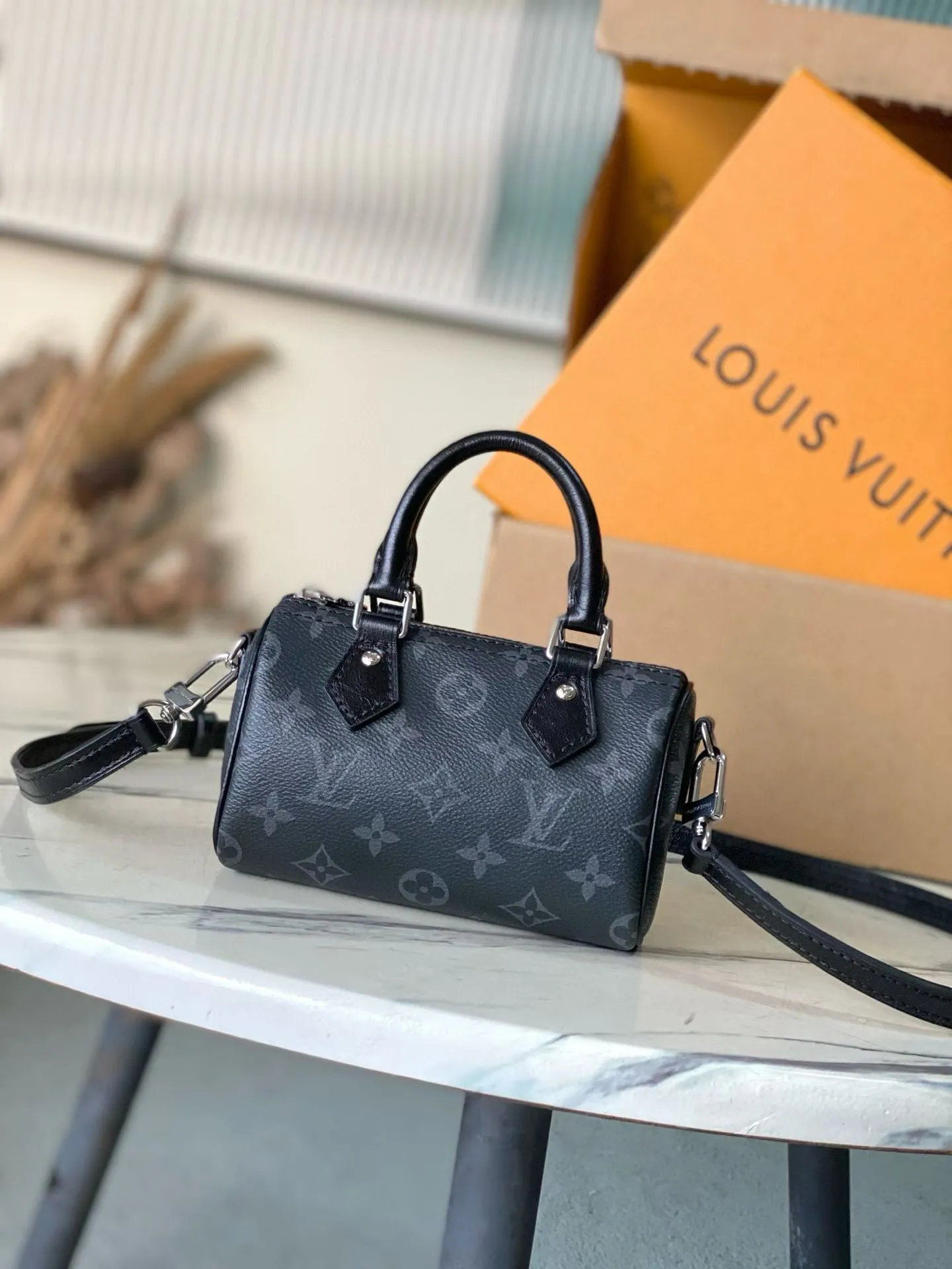 💰740 Top original order M26573 This Nano Speedy handbag is made of canvas and has a beautiful shape. It uses the Monogram Eclipse pattern to convey elegant style and easily brighten the day and night look. Yingze metal parts exude a sophisticated atmosphere, with plenty of space to accommodate daily needs such as a short wallet, and the detachable shoulder strap allows for multiple carrying methods. Dimensions: 16 × 10 × 7.5 cm