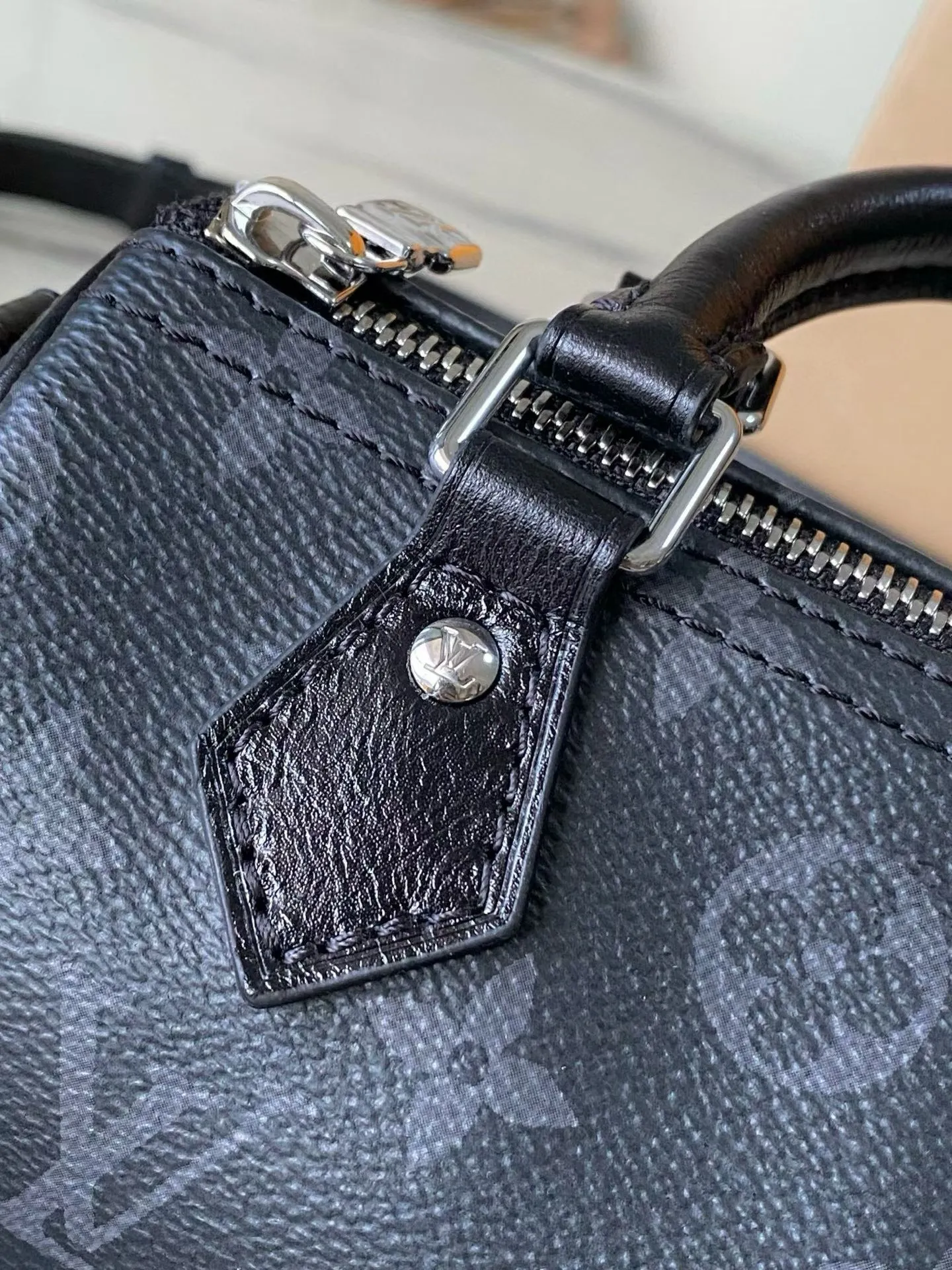 💰740 Top original order M26573 This Nano Speedy handbag is made of canvas and has a beautiful shape. It uses the Monogram Eclipse pattern to convey elegant style and easily brighten the day and night look. Yingze metal parts exude a sophisticated atmosphere, with plenty of space to accommodate daily needs such as a short wallet, and the detachable shoulder strap allows for multiple carrying methods. Dimensions: 16 × 10 × 7.5 cm