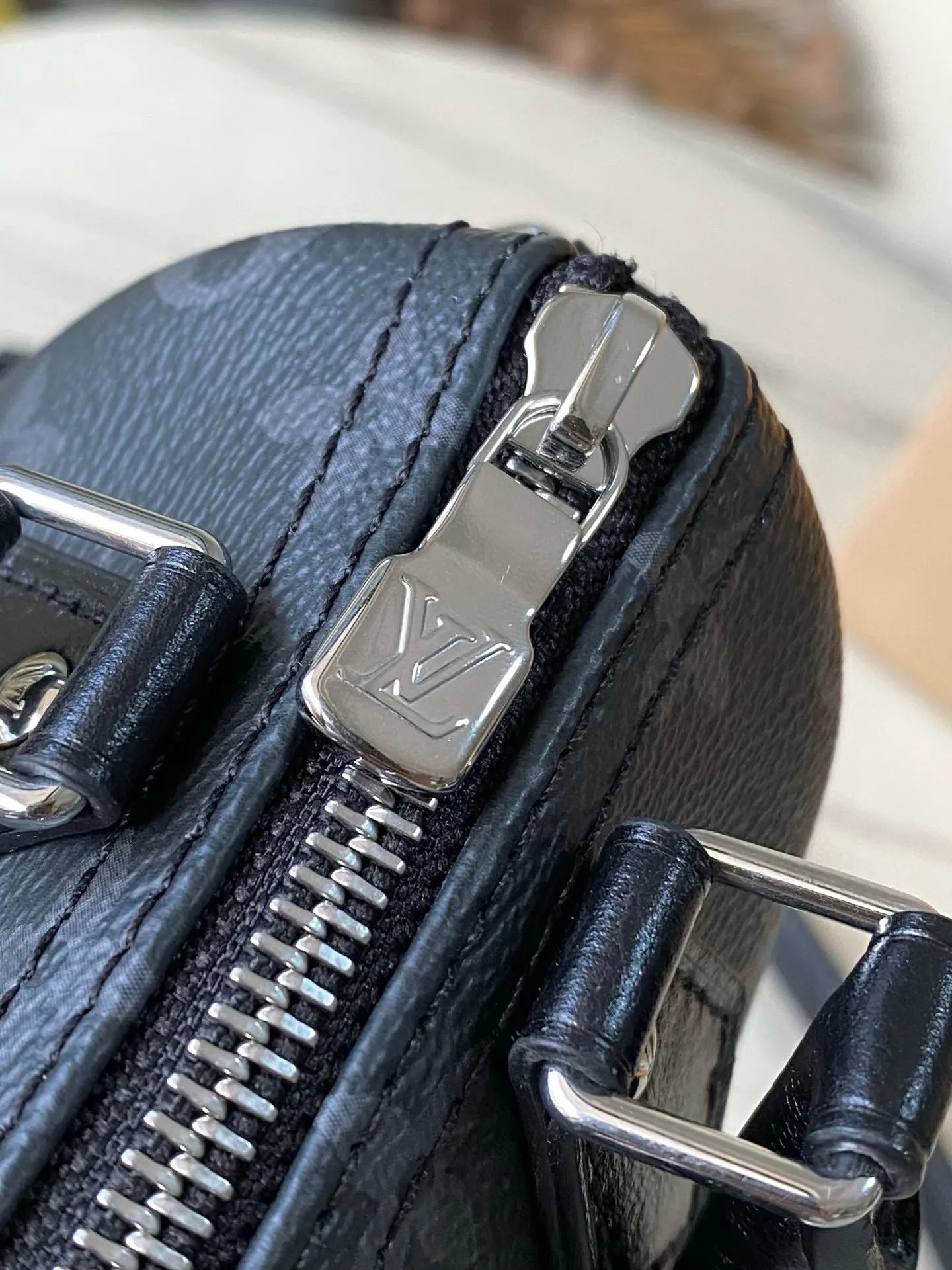 💰740 Top original order M26573 This Nano Speedy handbag is made of canvas and has a beautiful shape. It uses the Monogram Eclipse pattern to convey elegant style and easily brighten the day and night look. Yingze metal parts exude a sophisticated atmosphere, with plenty of space to accommodate daily needs such as a short wallet, and the detachable shoulder strap allows for multiple carrying methods. Dimensions: 16 × 10 × 7.5 cm