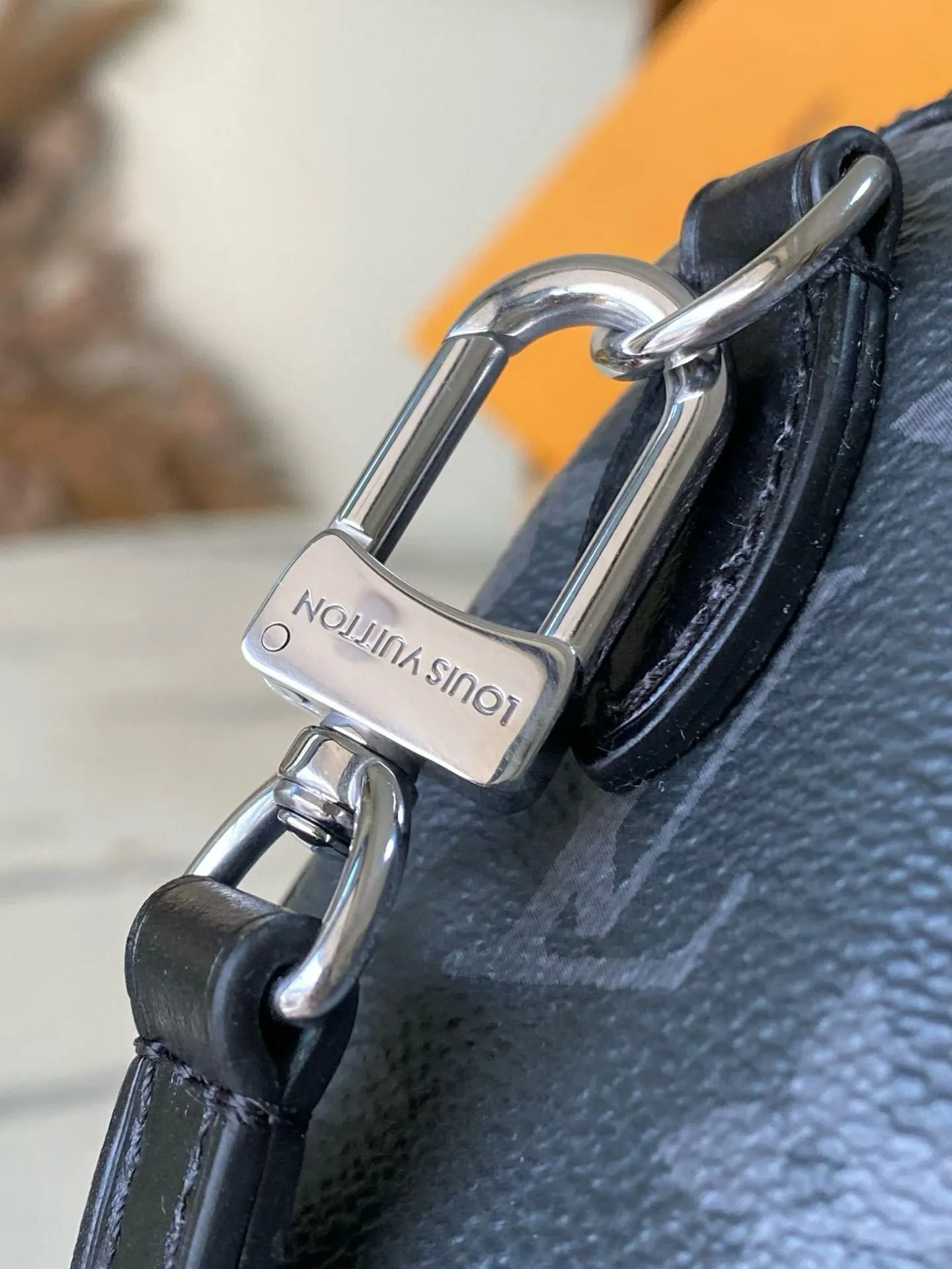 💰740 Top original order M26573 This Nano Speedy handbag is made of canvas and has a beautiful shape. It uses the Monogram Eclipse pattern to convey elegant style and easily brighten the day and night look. Yingze metal parts exude a sophisticated atmosphere, with plenty of space to accommodate daily needs such as a short wallet, and the detachable shoulder strap allows for multiple carrying methods. Dimensions: 16 × 10 × 7.5 cm