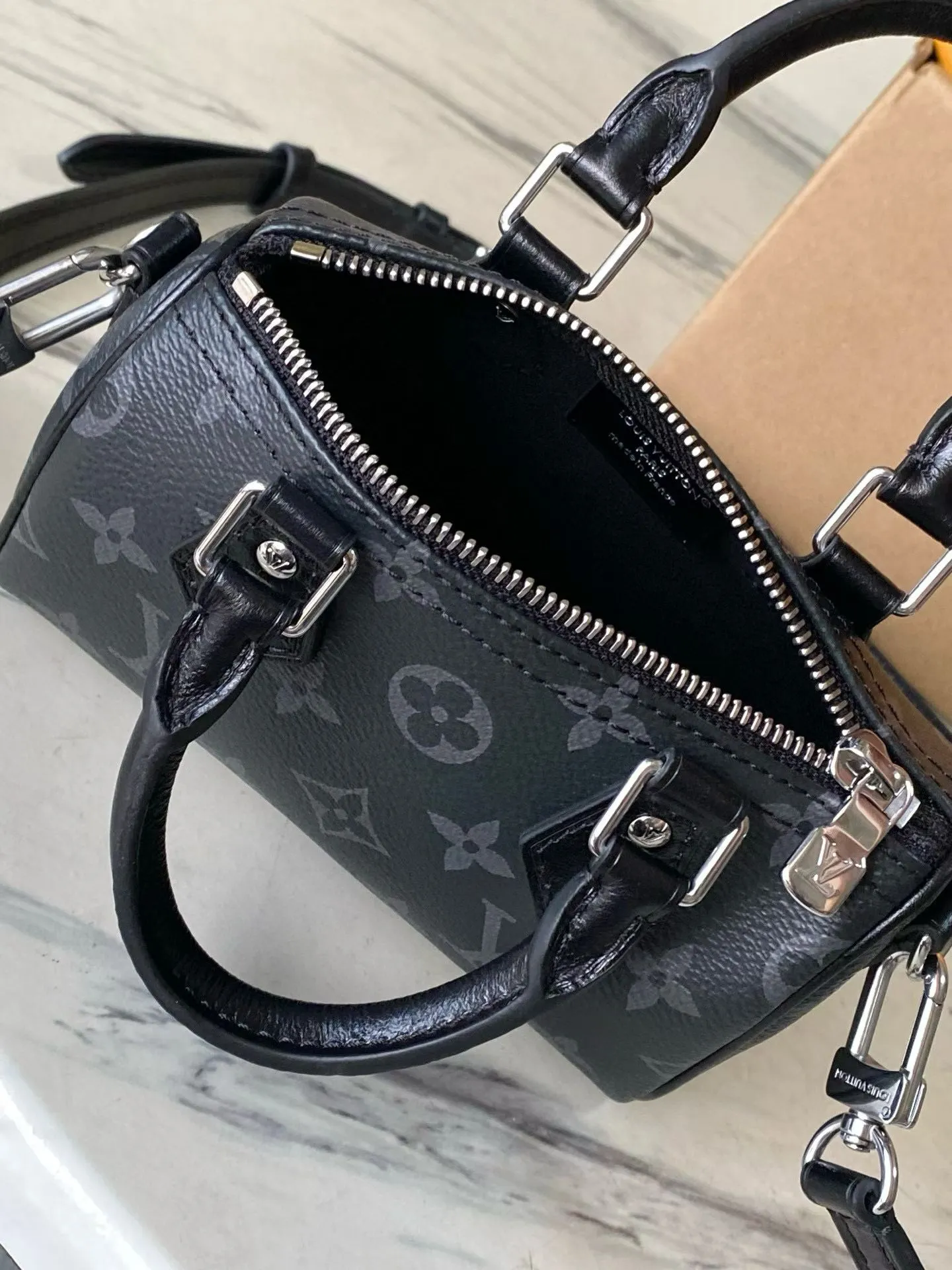 💰740 Top original order M26573 This Nano Speedy handbag is made of canvas and has a beautiful shape. It uses the Monogram Eclipse pattern to convey elegant style and easily brighten the day and night look. Yingze metal parts exude a sophisticated atmosphere, with plenty of space to accommodate daily needs such as a short wallet, and the detachable shoulder strap allows for multiple carrying methods. Dimensions: 16 × 10 × 7.5 cm