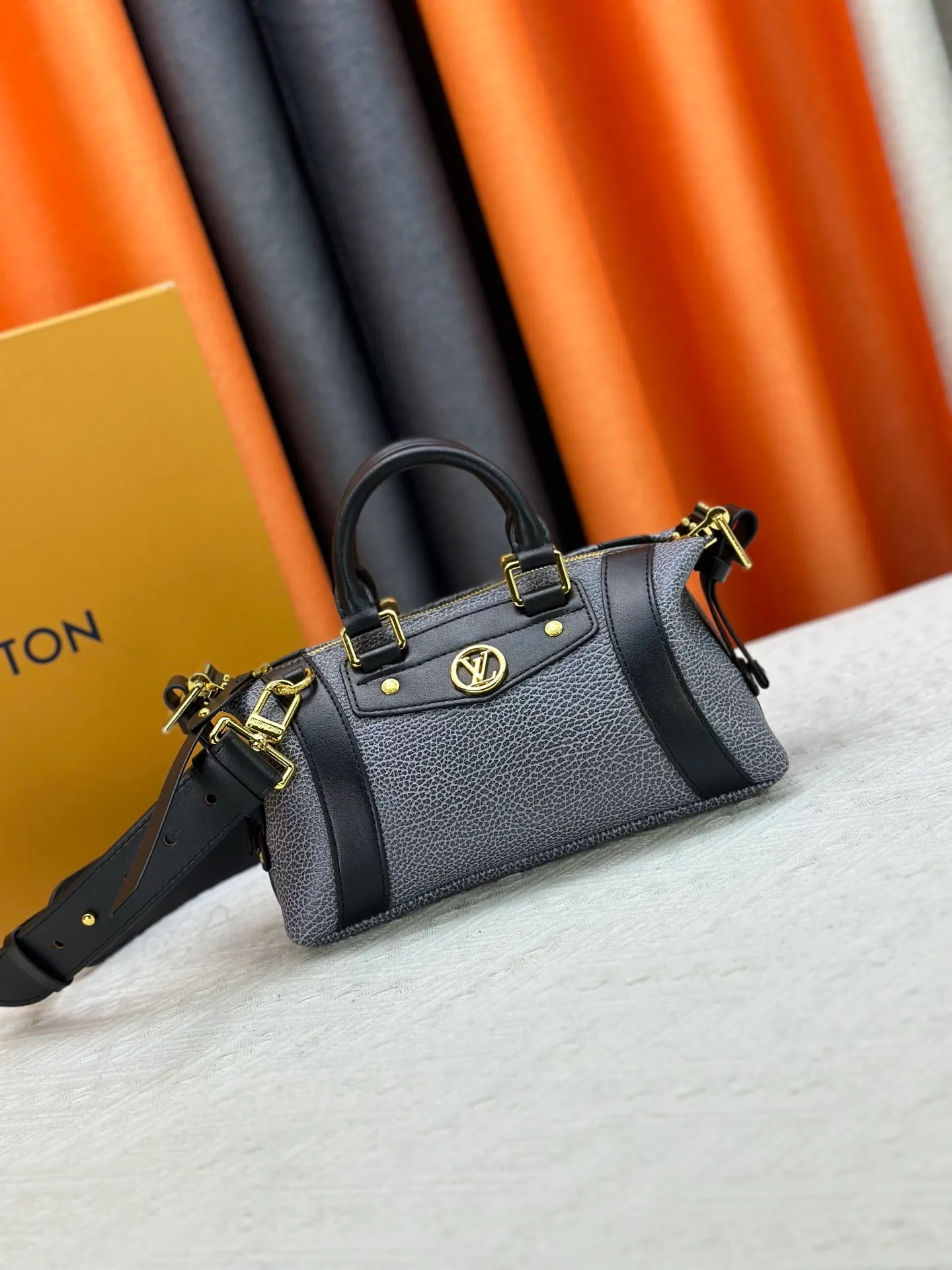 P300 [Exclusive real shot] M25566 M14623 Full leather motorcycle bag M14702 M14700 NANO LV BIKER handbag This Nano LV Rider handbag is from the 2025 spring and summer series. It is made of pixelated grain sheep leather with smooth cowhide elements, and is decorated with elegant patches with the LV Circle logo. The foldable configuration makes it easy to store in a suitcase, and the modern design adds a rock-n-roll edge to any look. Dimensions: 10 x 10 x 23 cm