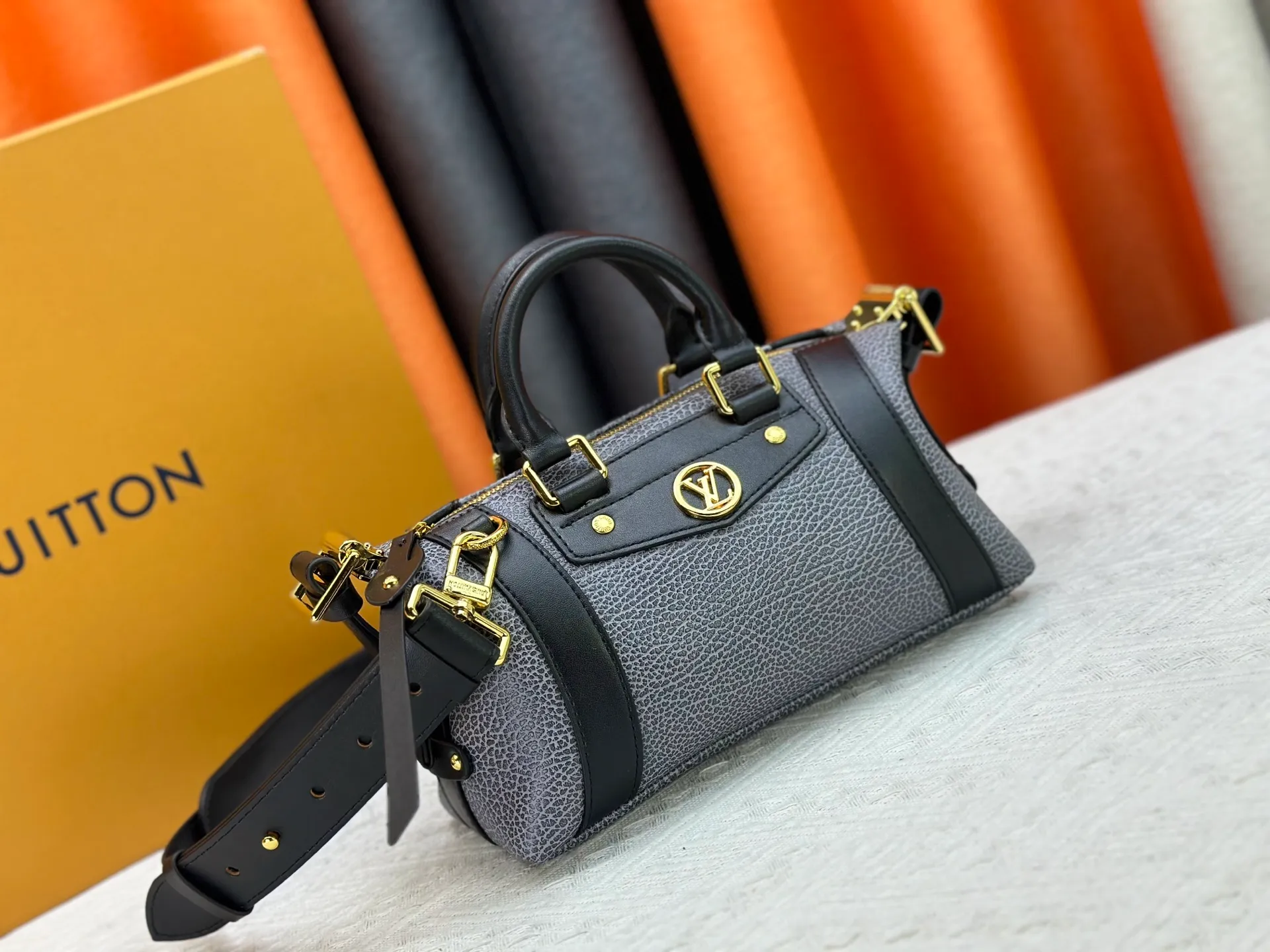 P300 [Exclusive real shot] M25566 M14623 Full leather motorcycle bag M14702 M14700 NANO LV BIKER handbag This Nano LV Rider handbag is from the 2025 spring and summer series. It is made of pixelated grain sheep leather with smooth cowhide elements, and is decorated with elegant patches with the LV Circle logo. The foldable configuration makes it easy to store in a suitcase, and the modern design adds a rock-n-roll edge to any look. Dimensions: 10 x 10 x 23 cm